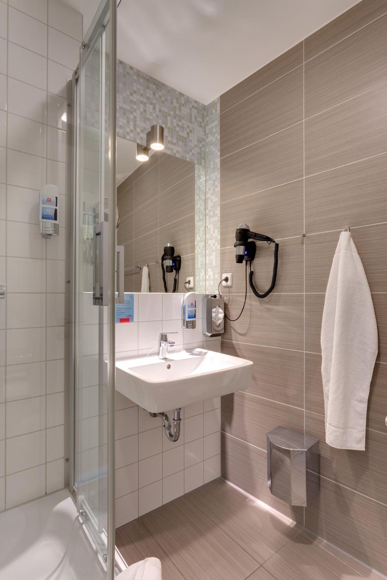 Meininger Hotel Berlin Alexanderplatz Room photo